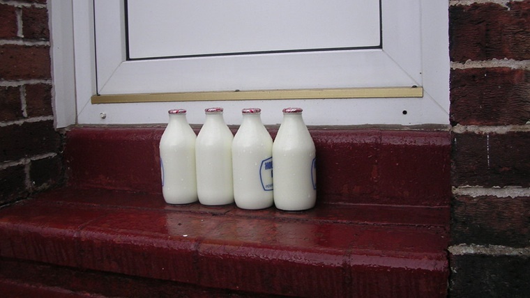 重たい牛乳パックでも自宅にいながら受け取ることができる!